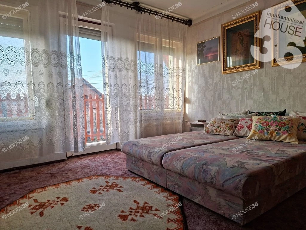 Tágas, minőségi családi ház, dupla garázzsal!