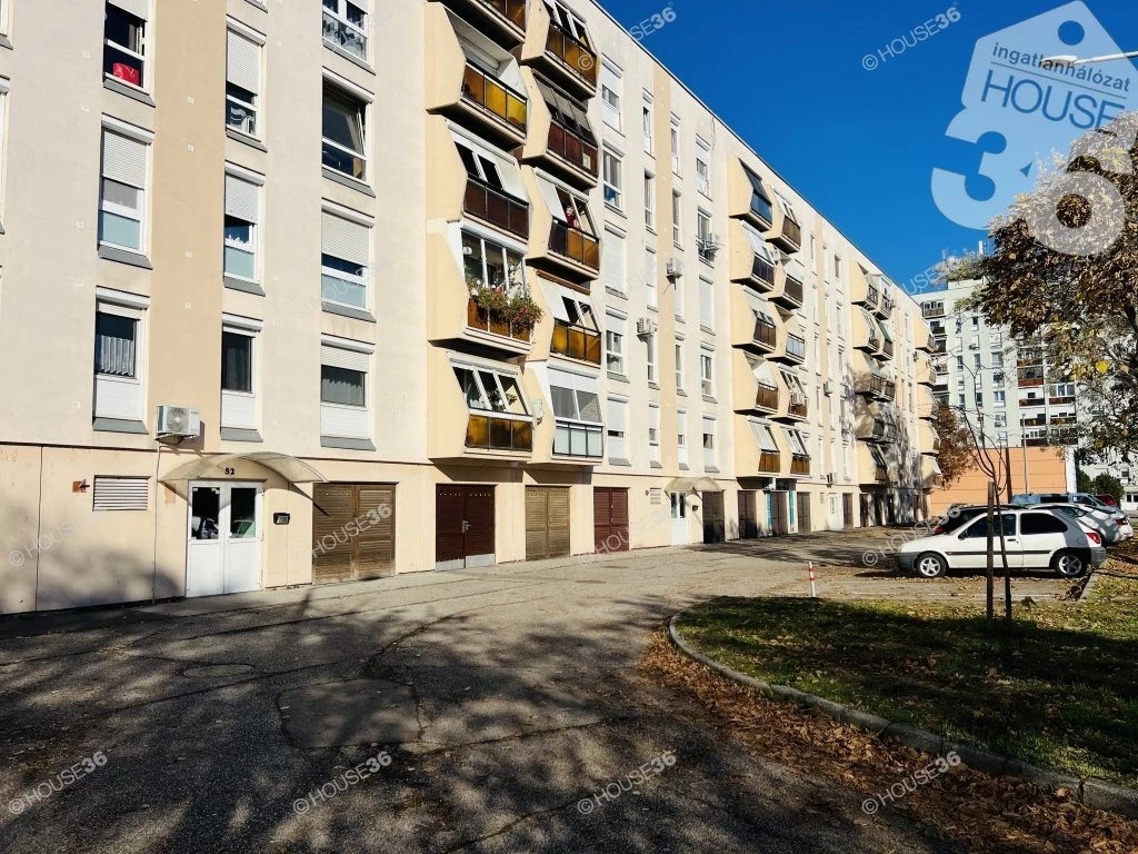 Csatári városrészben, földszinti, részben felújított, erkélyes lakás eladó!