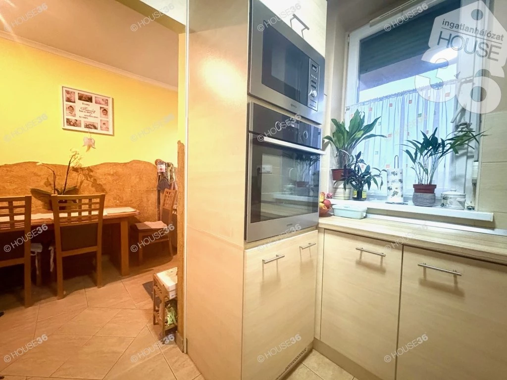 Nagykőrösön felújított, világos, 3 szobás lakás eladó!