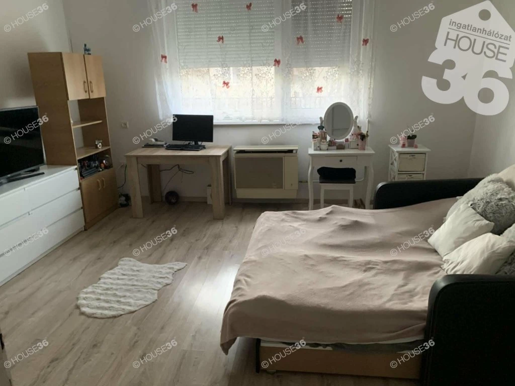 Kecskemét Műkertvárosban, földszinti, 2 szobás lakás saját tárolóval!