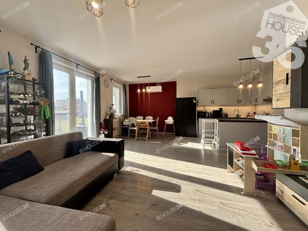 Kecskeméten, Szabó Sándor telepen – modern ikerház eladó, kiváló adottságokkal!