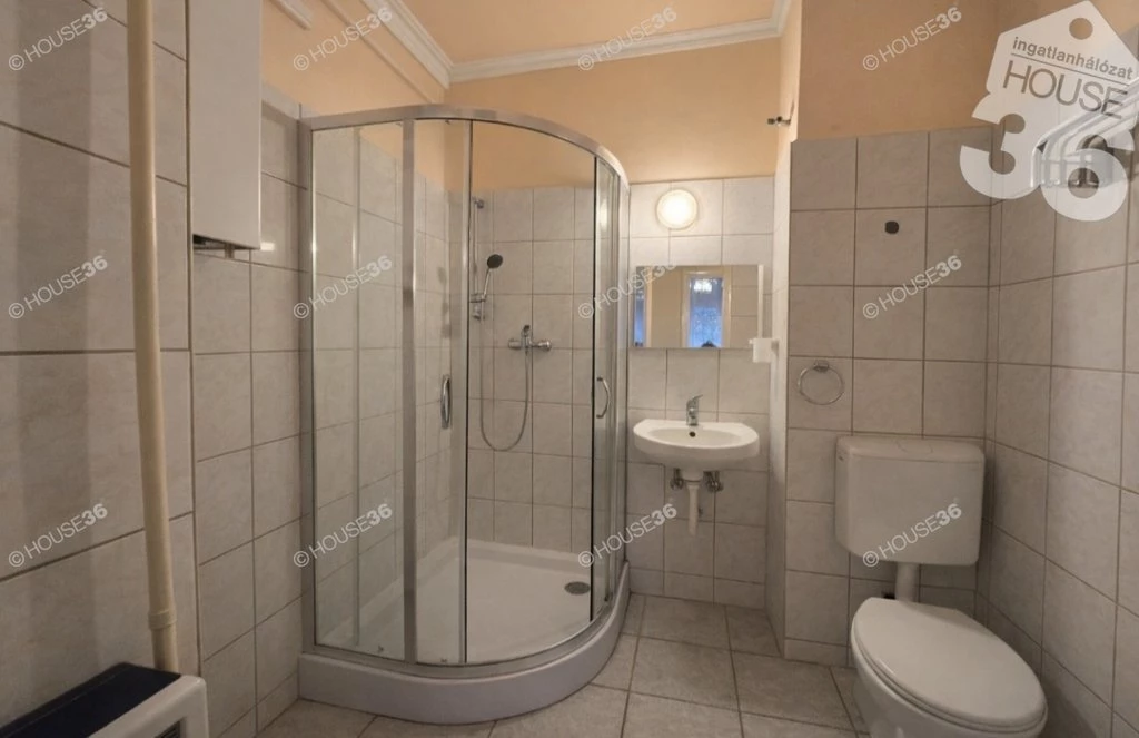 Városközpont közeli, első emeleti, erkélyes lakás eladó Nagykőrösön!