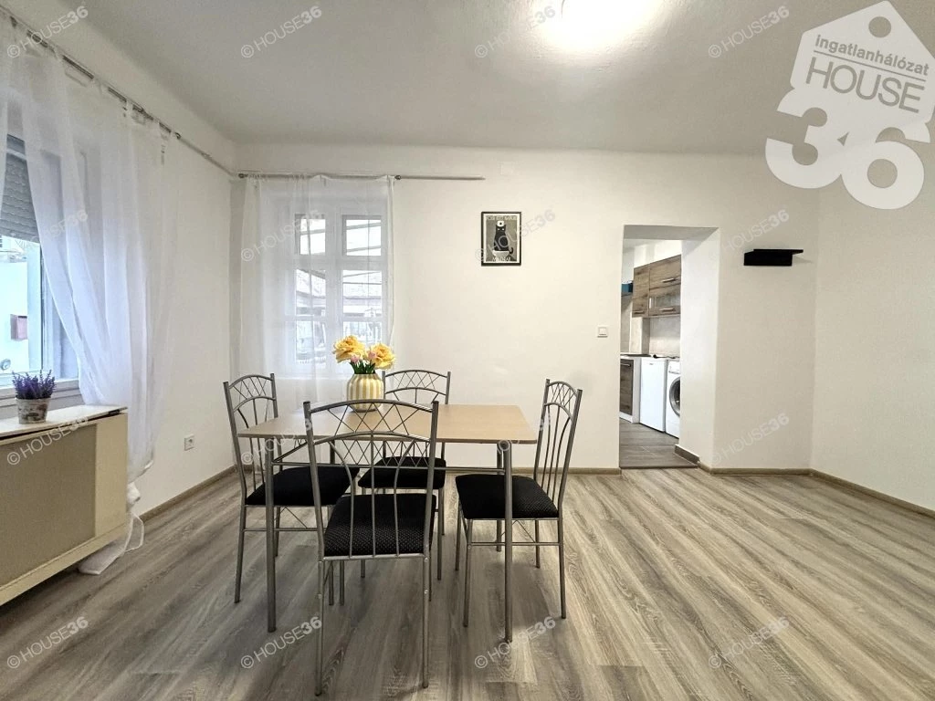 ELADÓ FELÚJÍTOTT LAKÁS KECSKEMÉT BELVÁROSÁBAN – TERASSZAL!