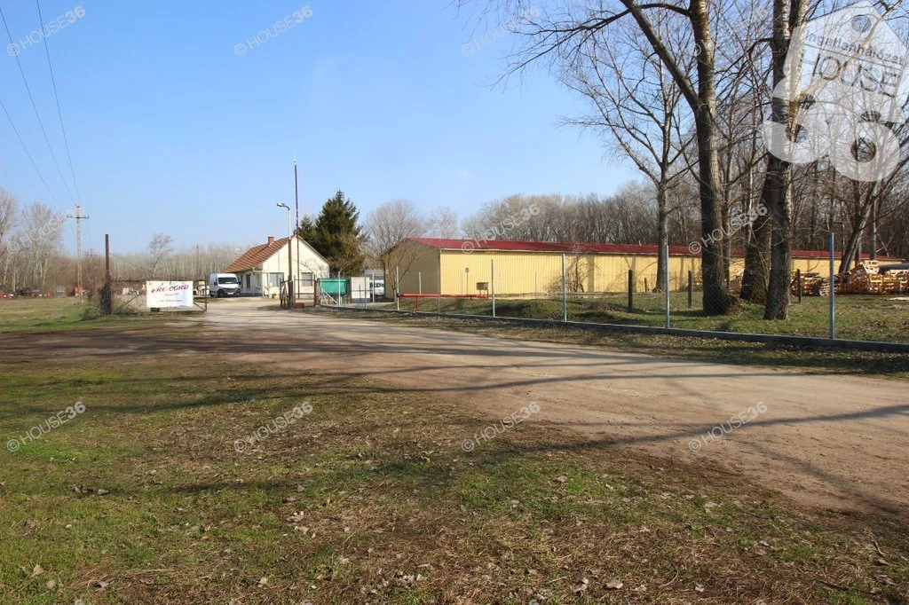 TELEPHELY ELADÓ! (29665 m2 telekterület!)