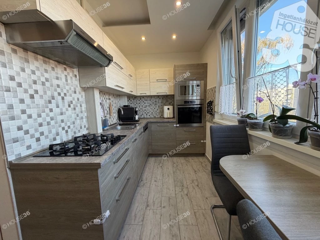 Felújított, erkélyes lakás eladó Széchenyivárosban!