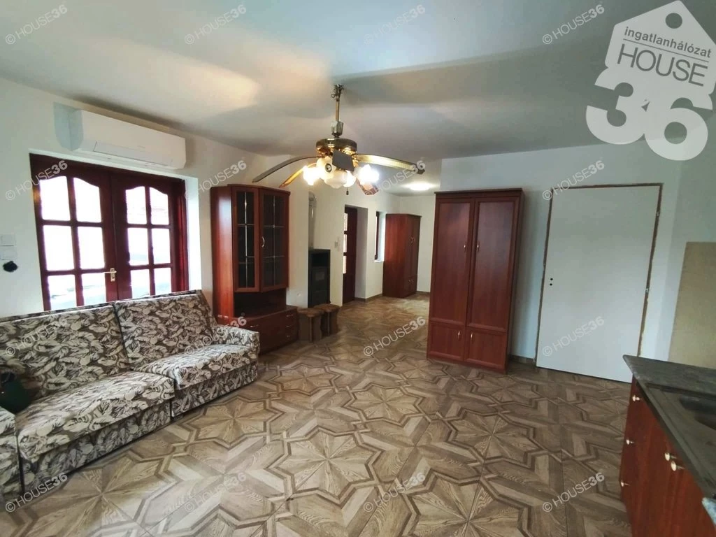 Belvároshoz közeli családi ház eladó!