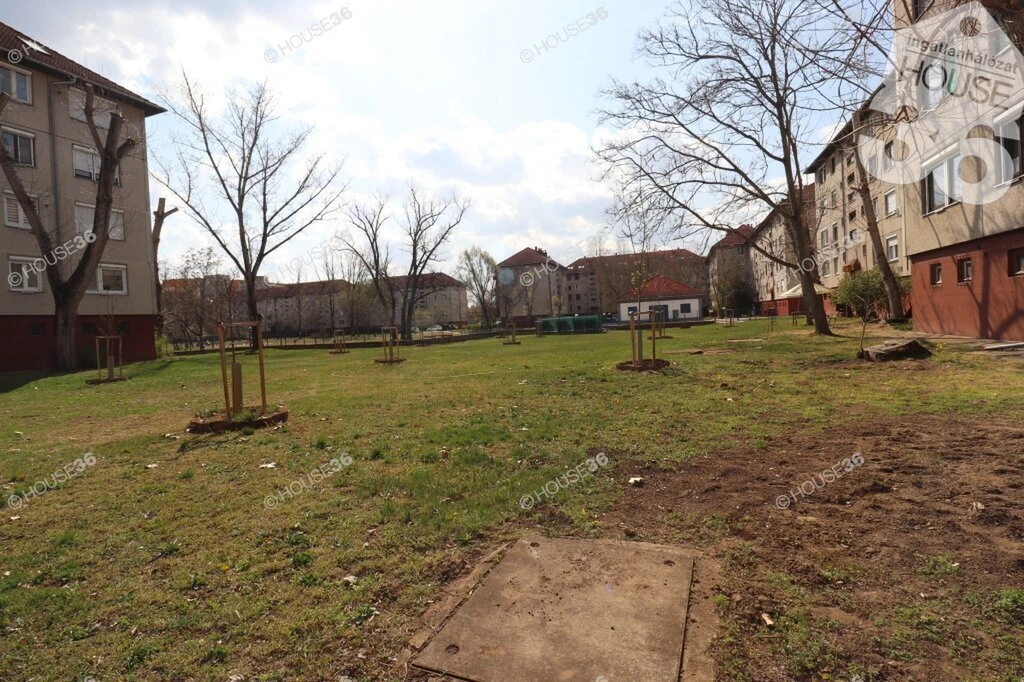 ELSŐ EMELETI, ERKÉLYES, NAGY LAKÁS ELADÓ!