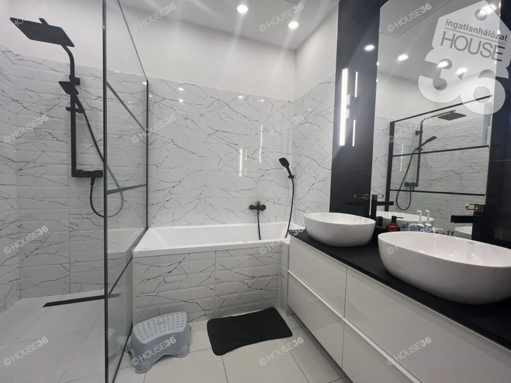 Eladó Kecskeméten egy igényesen felújított, nappali + 4 szobás családi ház!