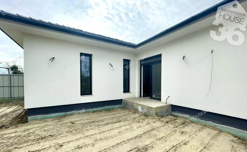 Új építésű nappali + 3 szobás családi ház eladó!