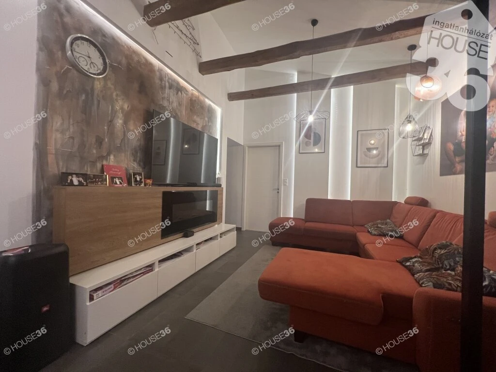 Eladó Kecskeméten egy igényesen felújított, nappali + 4 szobás családi ház!