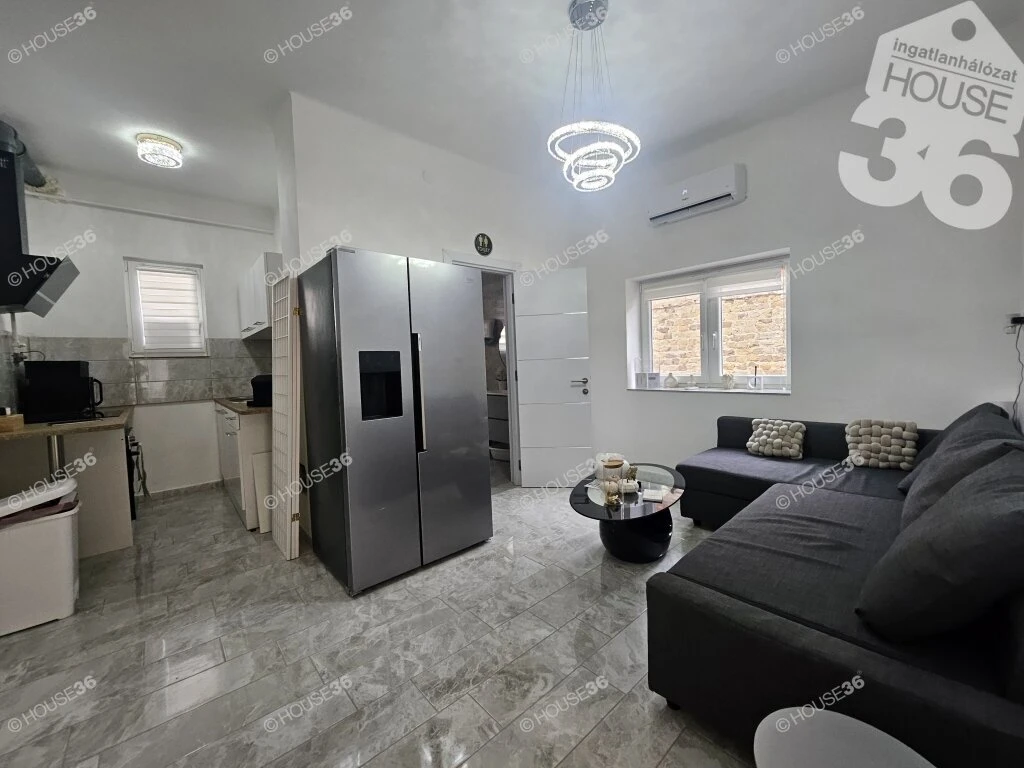 Máriavárosi felújított tégla házak, akár üzleti célra eladóak!