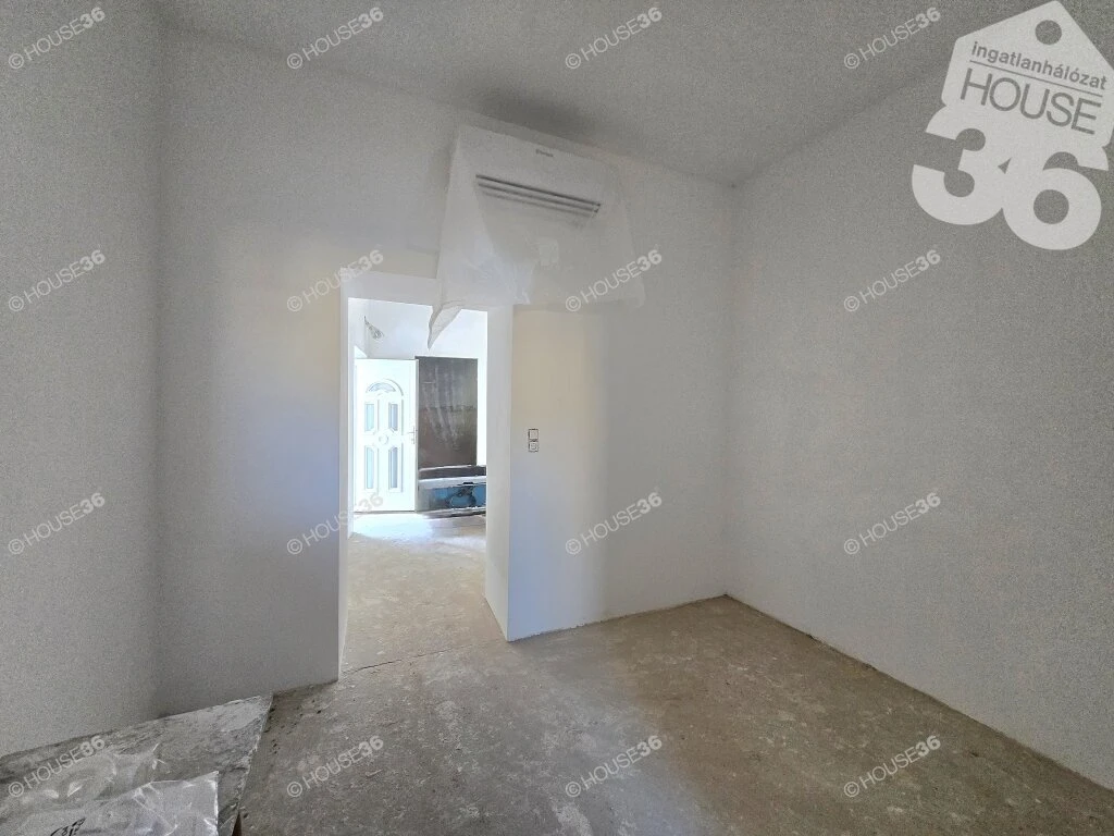 Teljesen felújított Fain Coil fűtéssel ellátott 2 szobás kis lakás eladó!