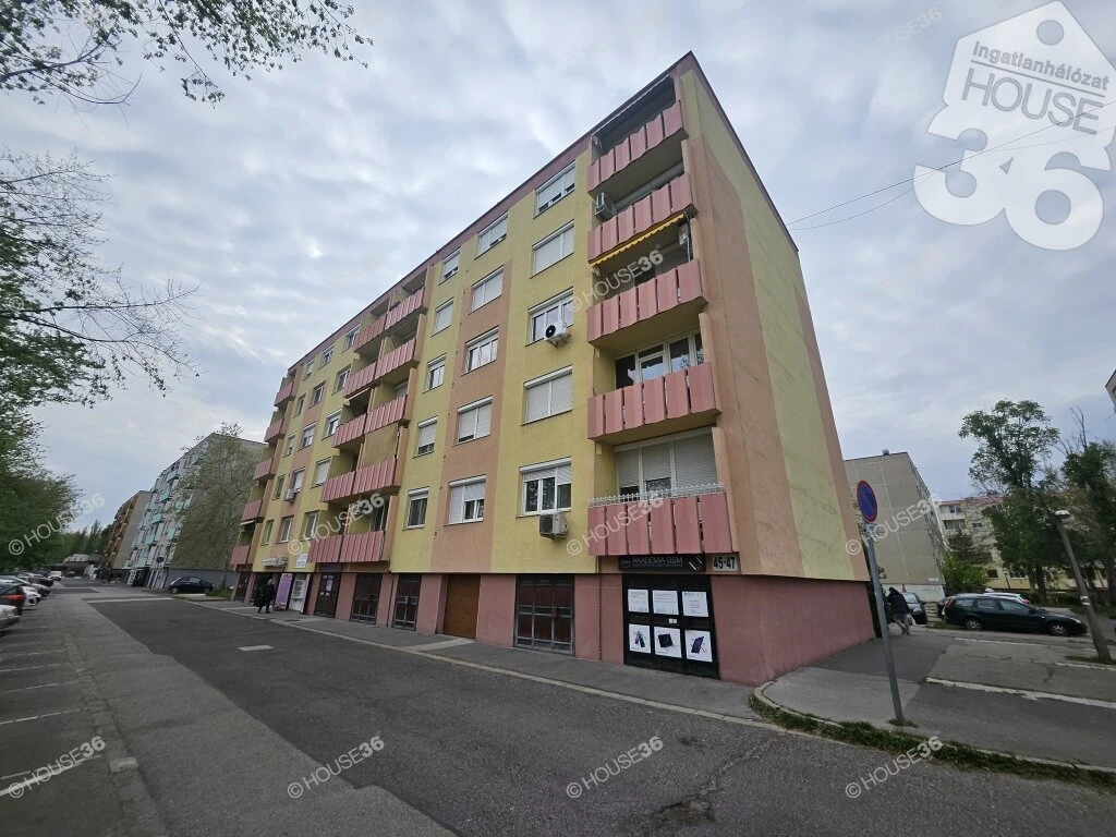 Erkélyes, tégla lakás remek áron eladó!