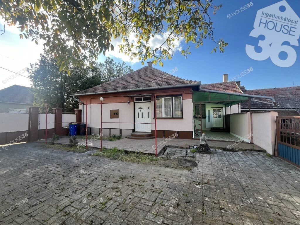 c3-1-name c2-1-name, Akasztó, Béke utca