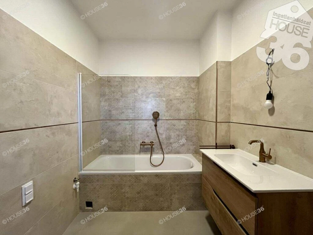 KECSKEMÉT BELVÁROSÁBAN 4 SZOBÁS FÖLDSZINTI 122 M2 LUXUSLAKÁS 5 M2 TERASSZAL  ELADÓ