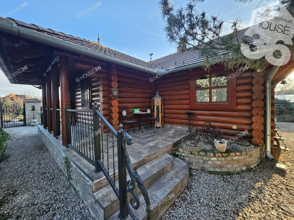 Autentikus rönkház a Vacsiközben!