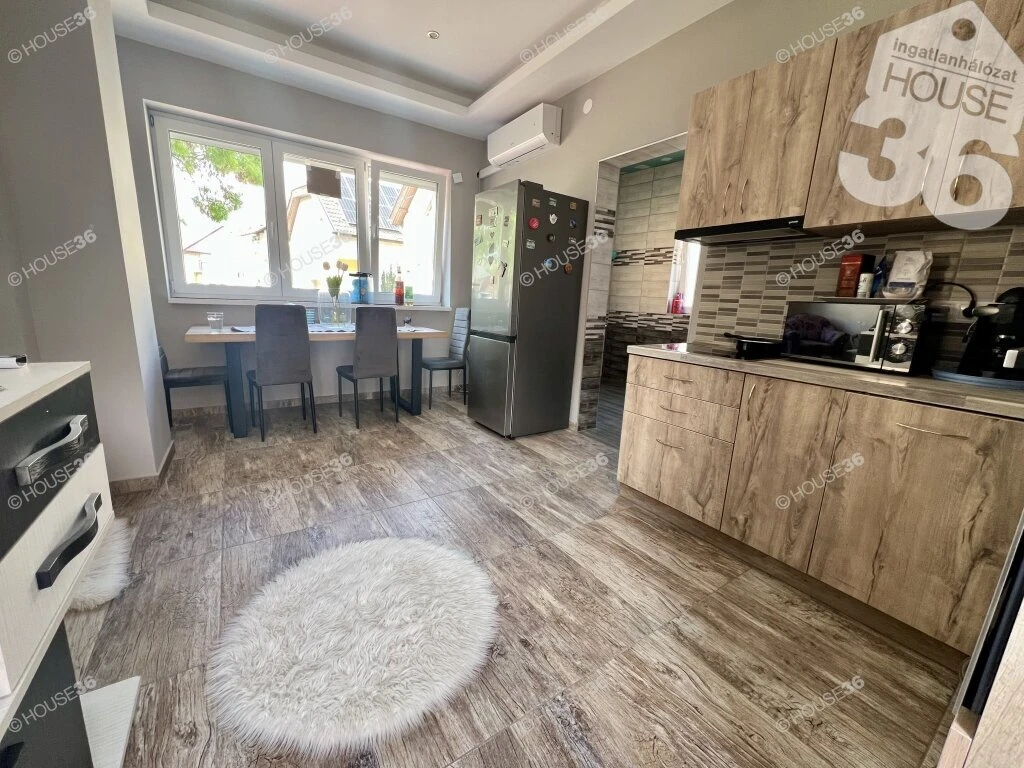 ELADÓ KERTKAPCSOLATOS HÁZRÉSZ KECSKEMÉT BELVÁROSÁBAN!