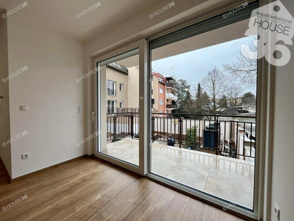 KECSKEMÉT BELVÁROSÁBAN NAPPALI+2 SZOBÁS 2. EMELETI LUXUSLAKÁS TERASSZAL ELADÓ