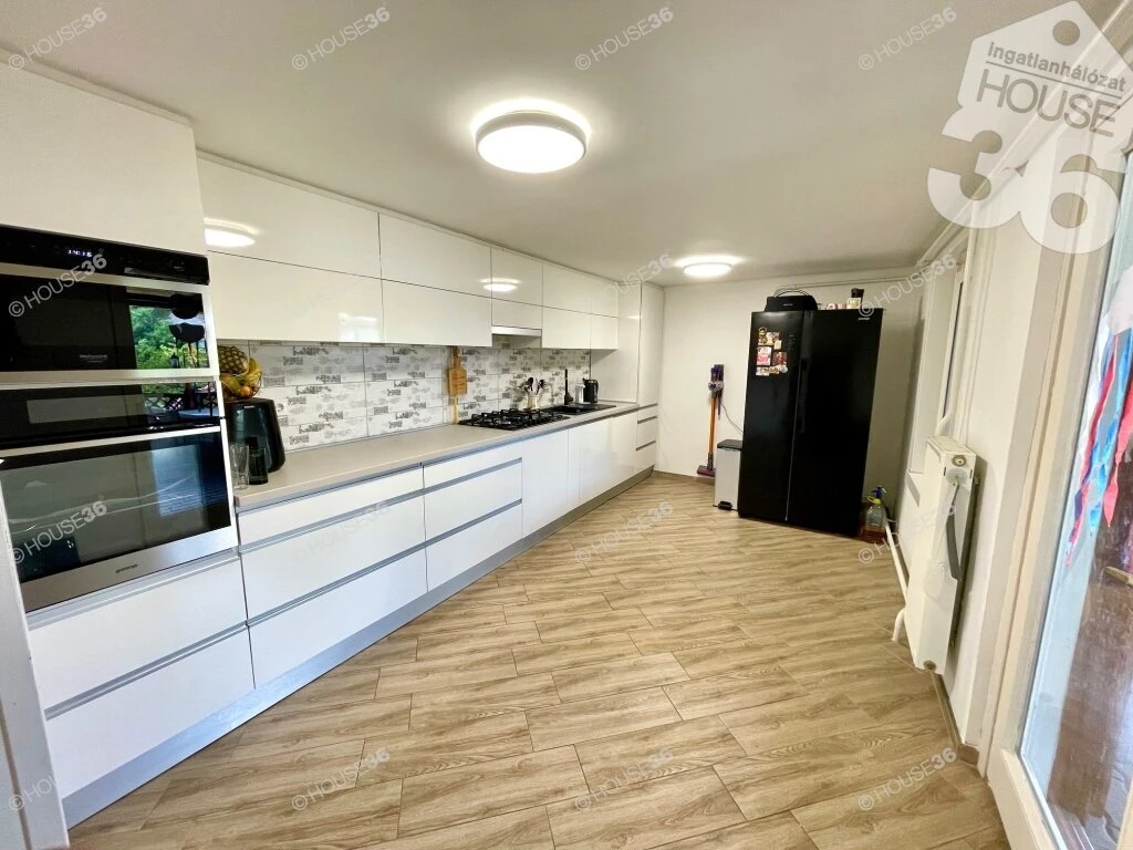 Eladó Kecskemét - Katonatelepen kétszintes családi ház.