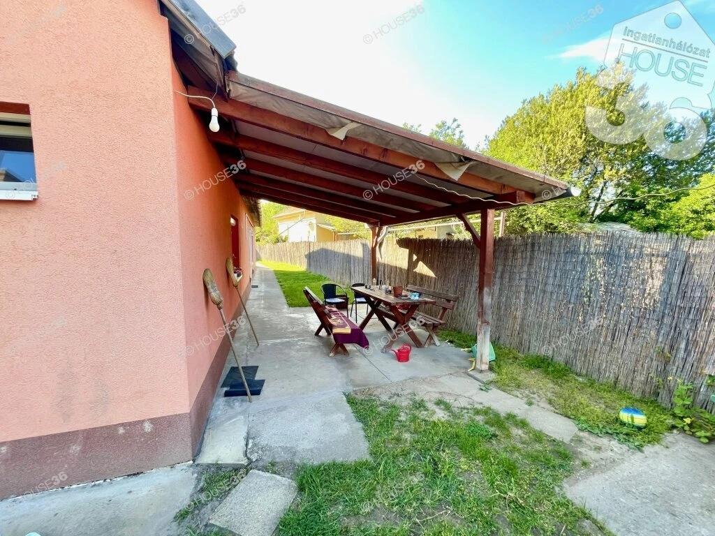 Eladó CSALÁDI HÁZ NAGYKŐRÖS csendes, nyugodt utcájában, aszfaltozott úton!