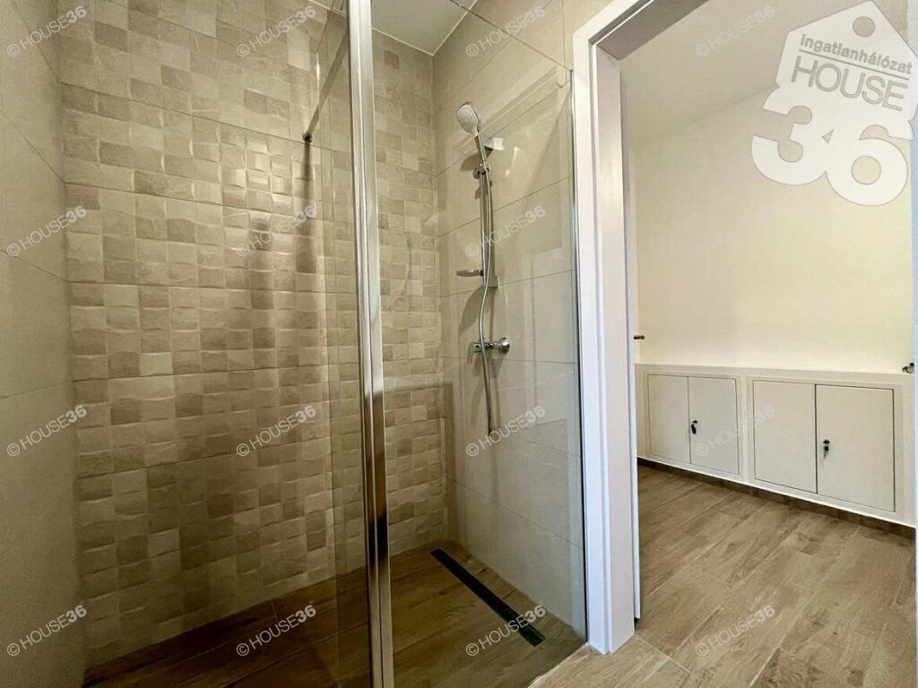 KECSKEMÉT BELVÁROSÁBAN NAPPALI+2 SZOBÁS 1. EMELETI LUXUSLAKÁS TERASSZAL ELADÓ