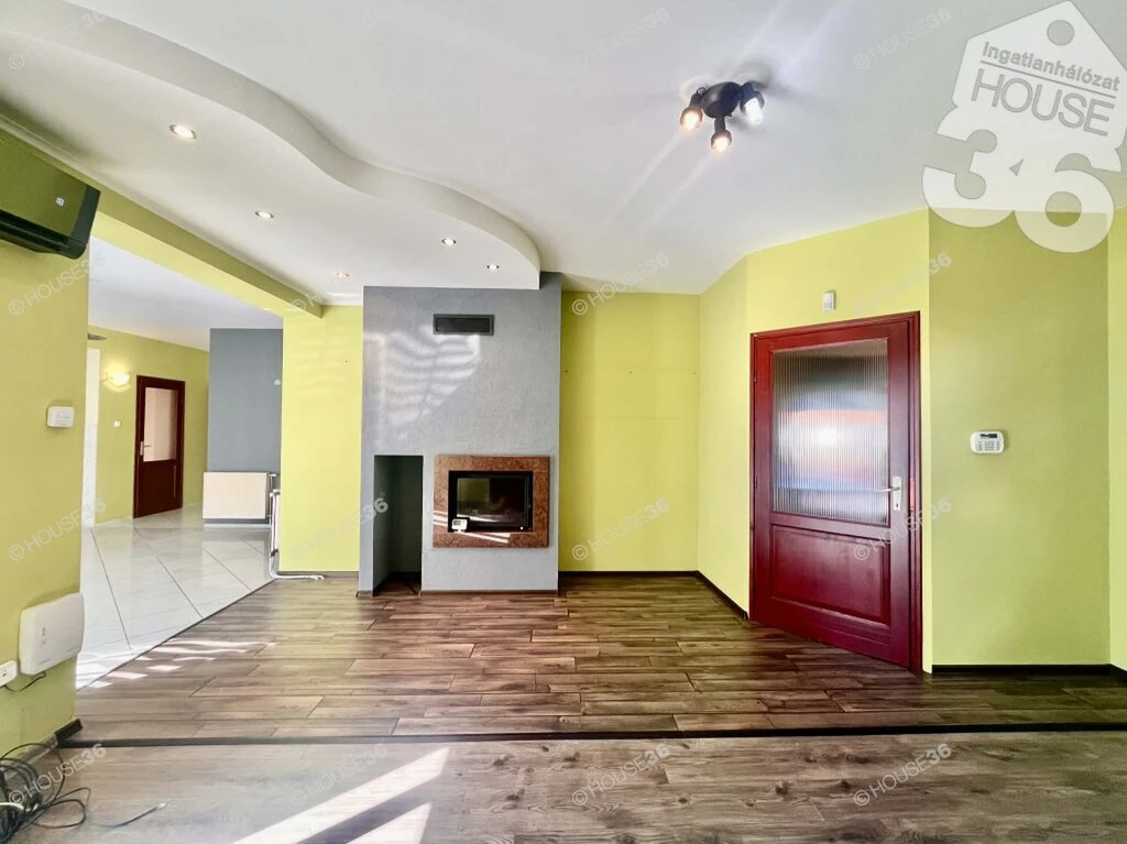 Igényes családi ház dupla garázzsal és külön lakrésszel Kecskeméten!