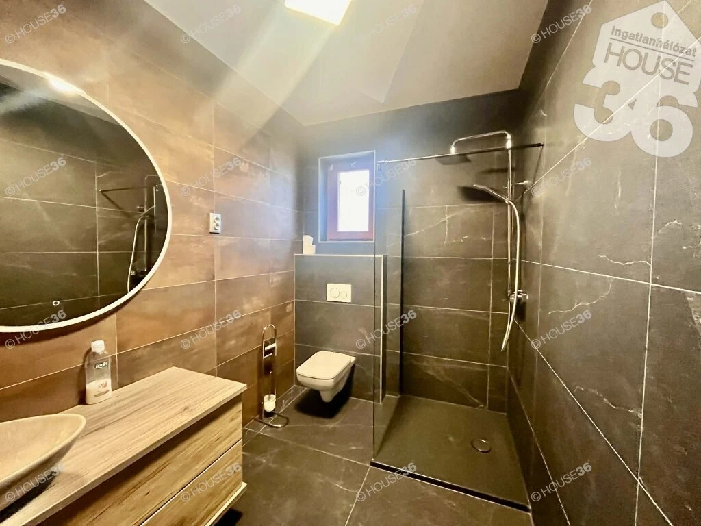 IGÉNYES CSALÁDI HÁZ dupla garázzsal és külön lakrésszel Kecskeméten!