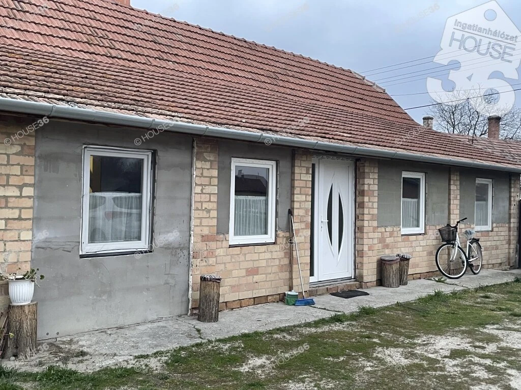 Szabadszálláson csendes helyen családi ház Eladó!