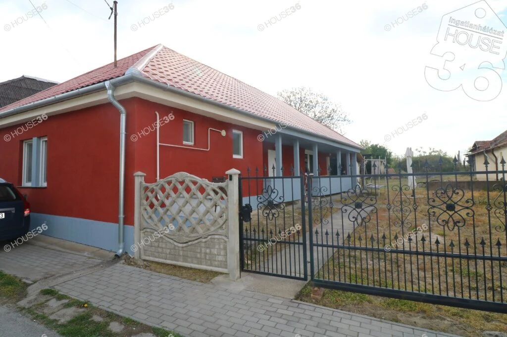 CSÁSZÁRTÖLTÉS KÖZPONTJÁBAN, 2 SZOBÁS, FELÚJÍTOTT CSALÁDI HÁZ ELADÓ!