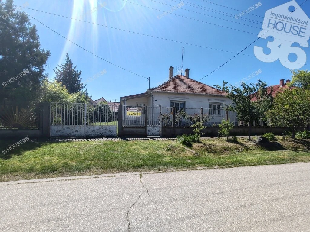 Kecskeméten, a Szelei faluban eladó családi ház, gyors birtokbaadással.