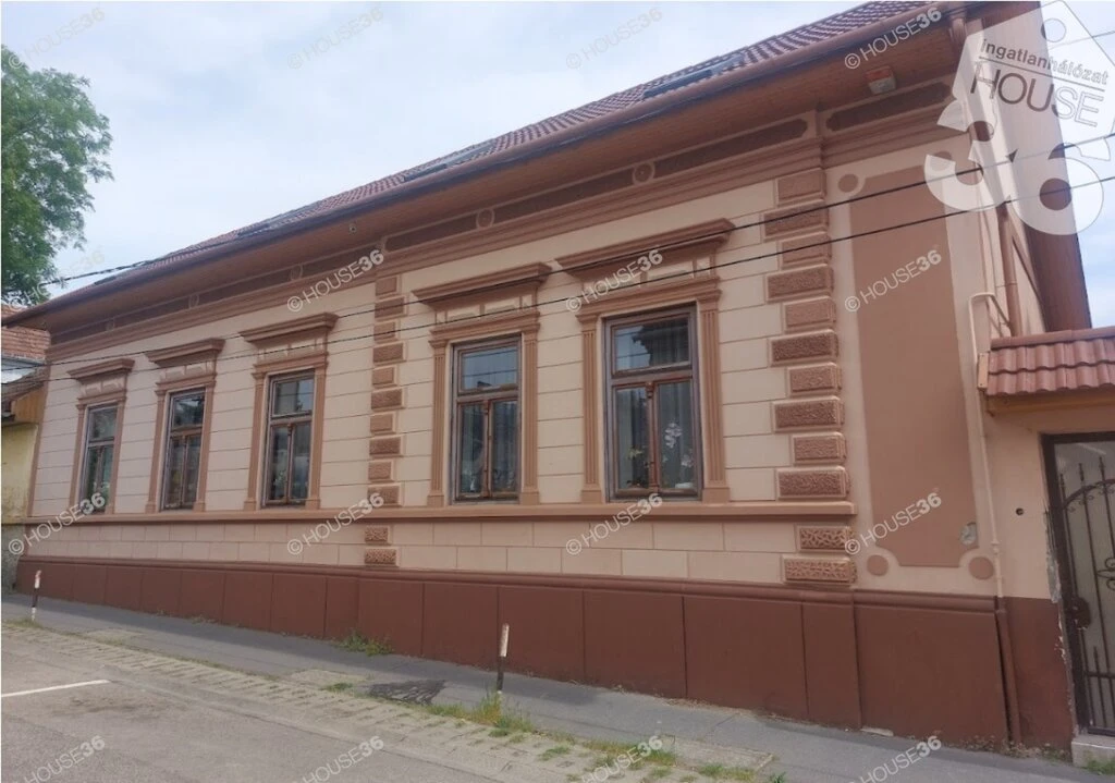 Kecskeméten a Malomközpont közelében Nívos családi ház eladó!