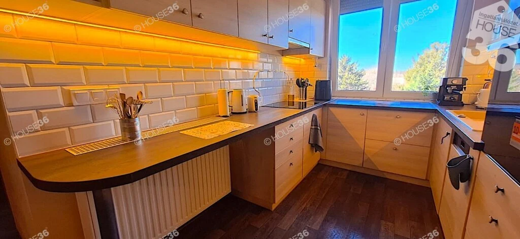 Eladó egy felújított, nappali + 3 szobás, 108 m2-es lakás, erkéllyel, garázzsal!
