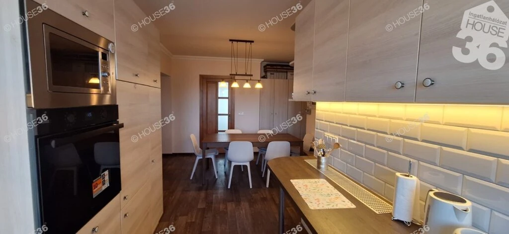 Eladó egy felújított, nappali + 3 szobás, 108 m2-es lakás, erkéllyel, garázzsal!