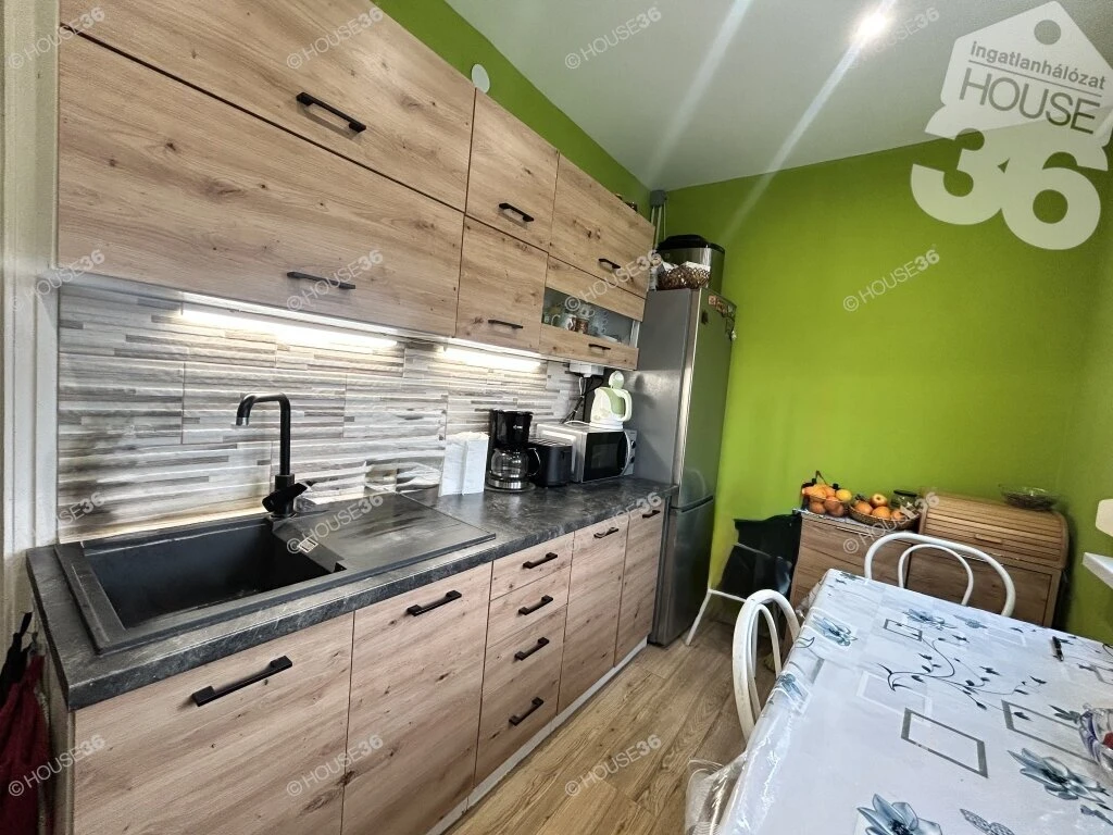 Kecskeméten a Lánchíd utcán eladó, 53 négyzetméteres, 2 szobás, erkélyes lakás.