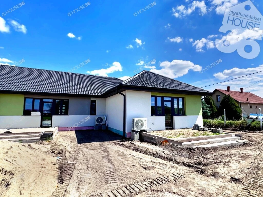 Új építésű, nappali + 3 hálószobás sorház ELADÓ Kocsér szívében!