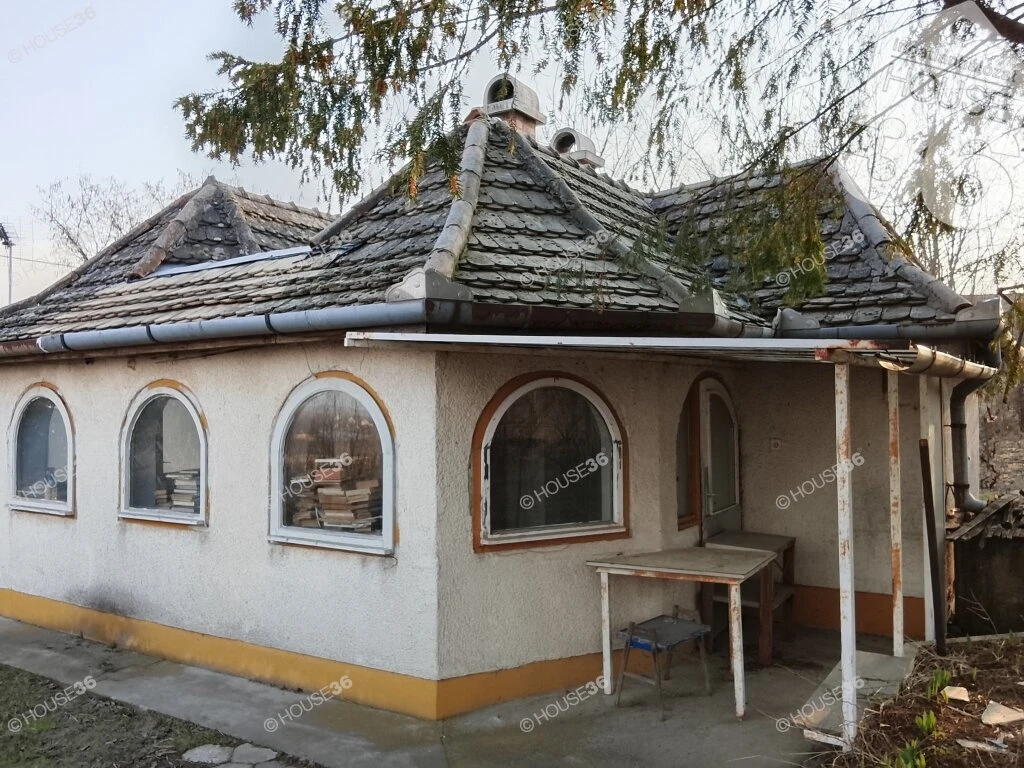 Solton a szőlőhegy tetején lakóépület, présházzal ELADÓ!