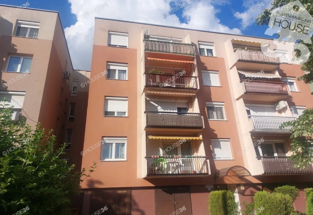 Klauzál Gábor téren, II. emeleti, erkélyes, 64 m2-es, 3 szobás szép lakás eladó!