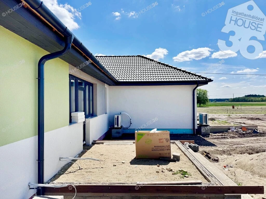 Új építésű, nappali + 2 hálószobás sorház Kocsér szívében!