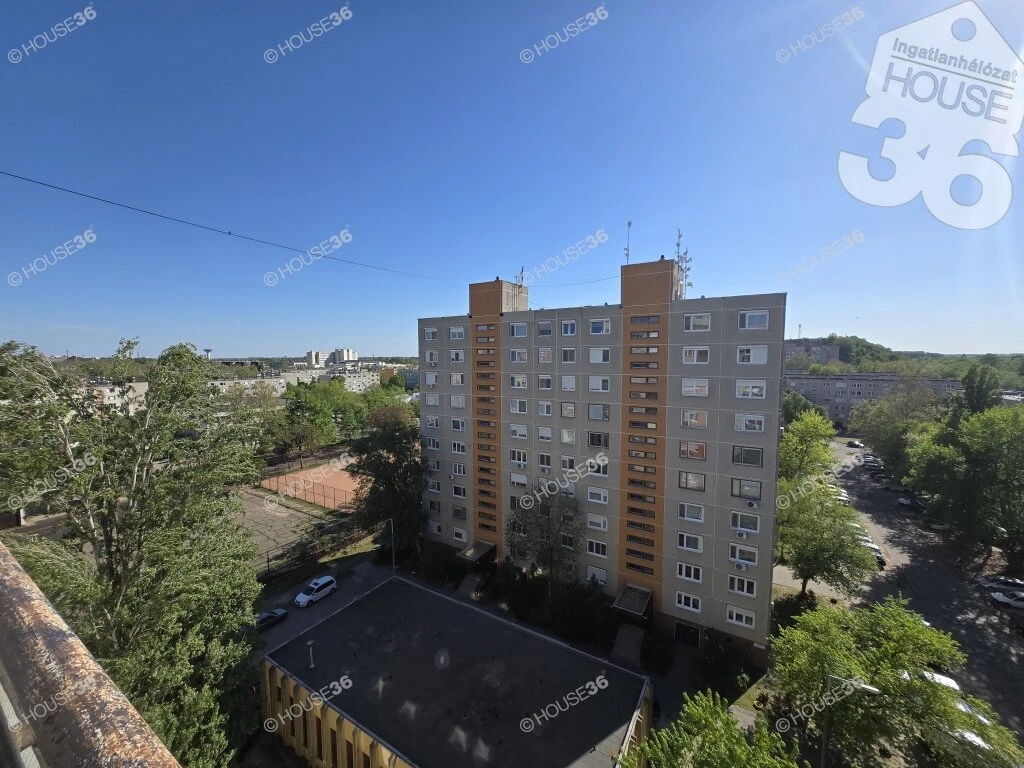 Eladó erkélyes, 3 szobás felújított lakás Kecskeméten!