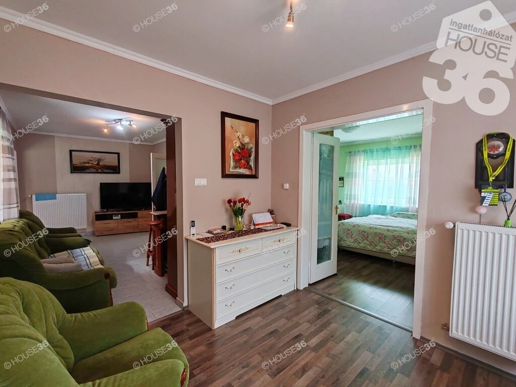 Lajosmizsén 88 m2-es, felújított családi ház, 700 m2-s önálló telken eladó!
