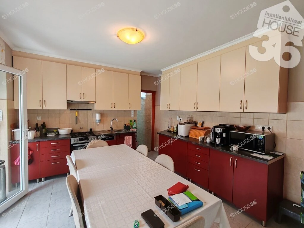 Lajosmizsén 88 m2-es, felújított családi ház, 700 m2-s önálló telken eladó!
