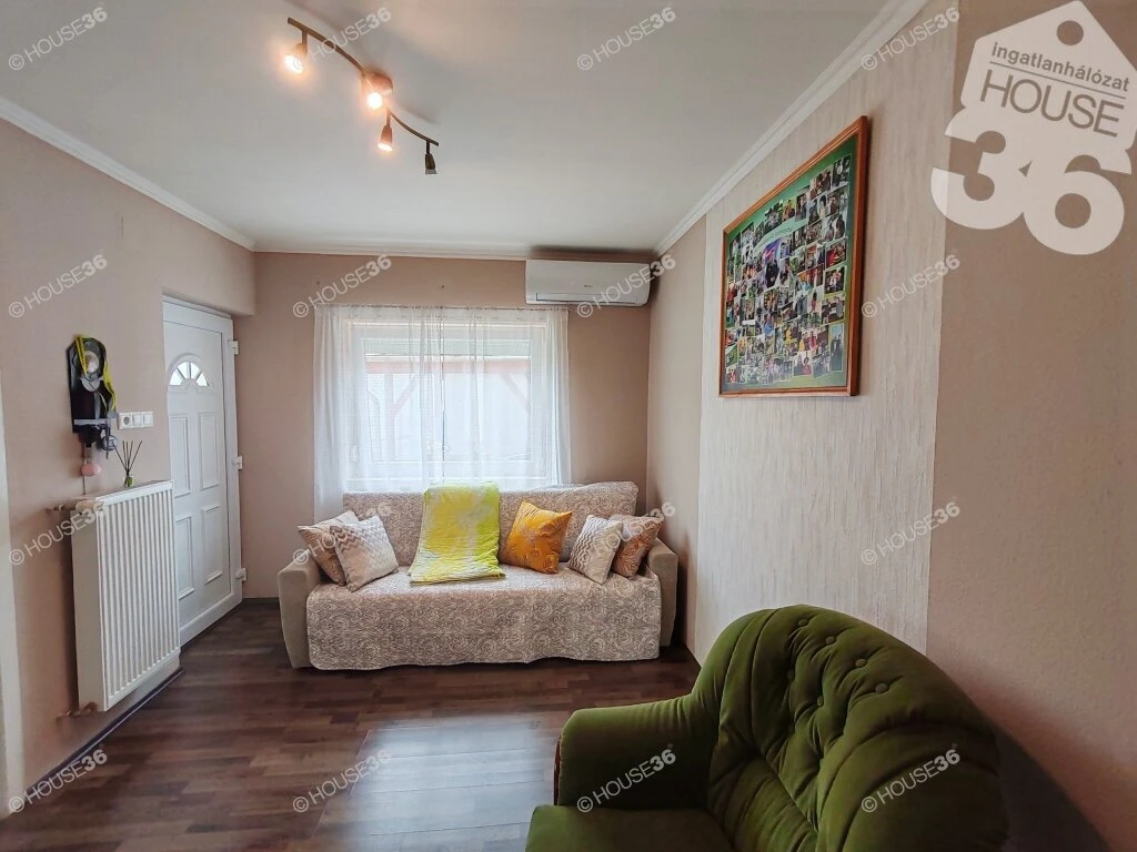 Lajosmizsén 88 m2-es, felújított családi ház, 700 m2-s önálló telken eladó!