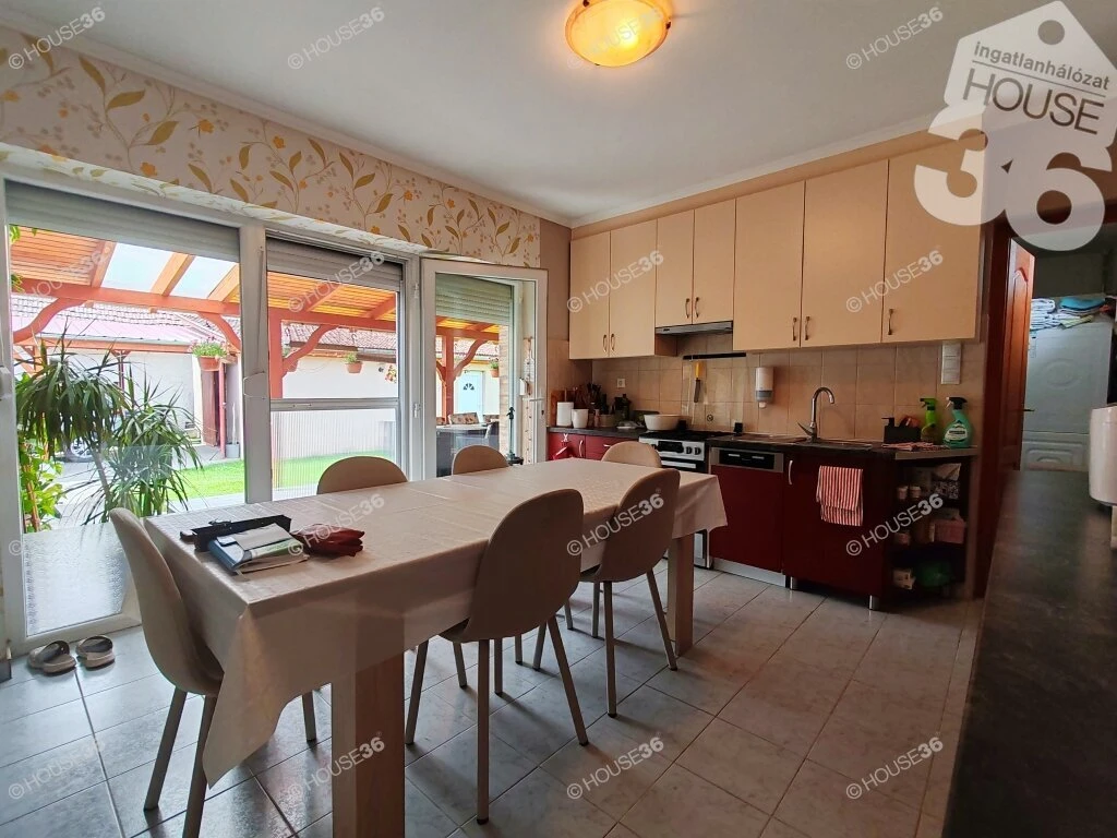 Lajosmizsén 88 m2-es, felújított családi ház, 700 m2-s önálló telken eladó!