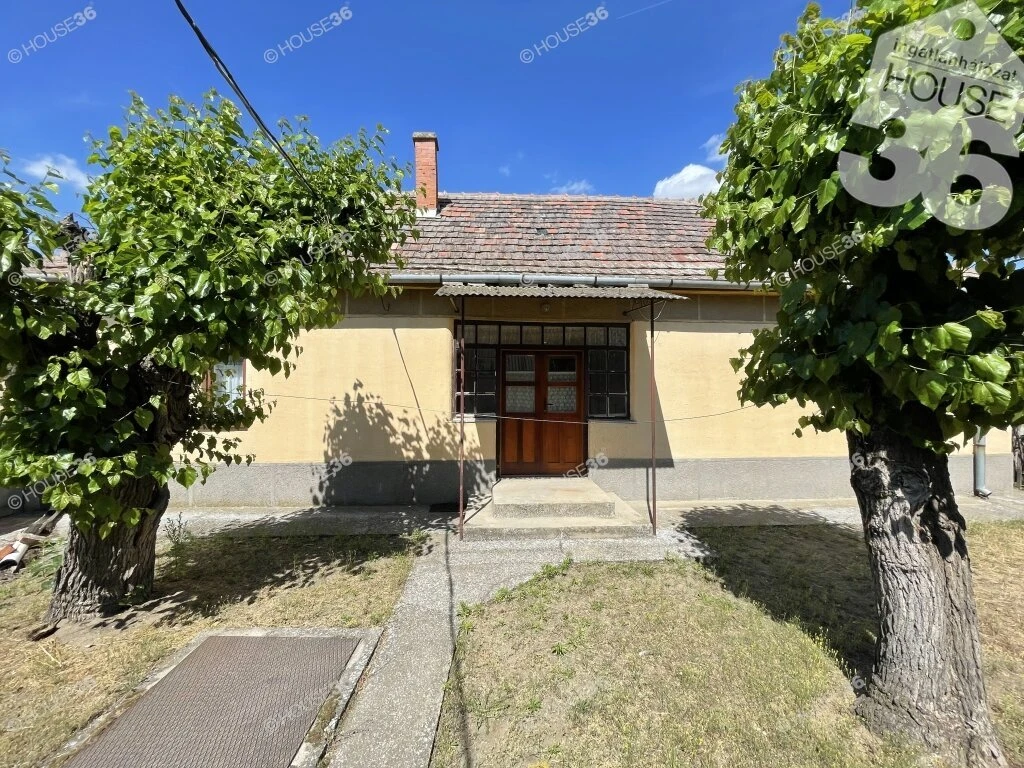 Eladó 80 m²-es ház Hetényegyházán 2207 m²-es telken, betonút mellett!