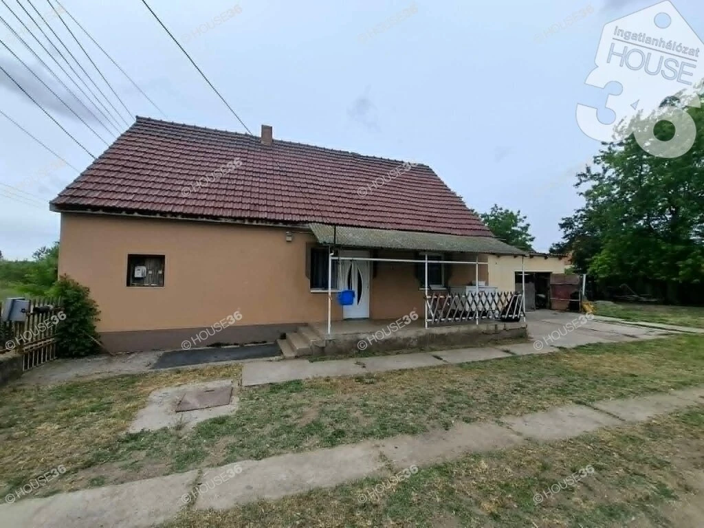 Lajosmizsén, város szélén 66 m2-es felújított családi ház eladó!