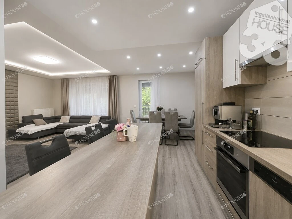 Exkluzív, első emeleti, 3 szobás, erkélyes, gyönyörű lakás eladó Kecskeméten!