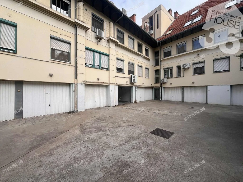 Belváros, zárt udvari 39,6 m2-es dupla garázs ELADÓ!