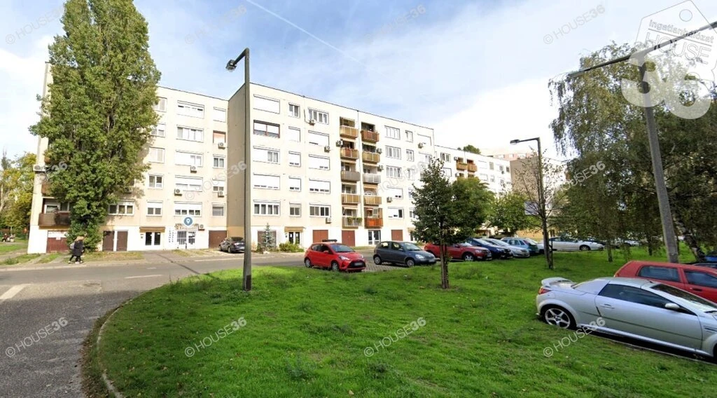 Szimferopol téren, 3 szobás, erkélyes, felújítandó lakás Eladó!