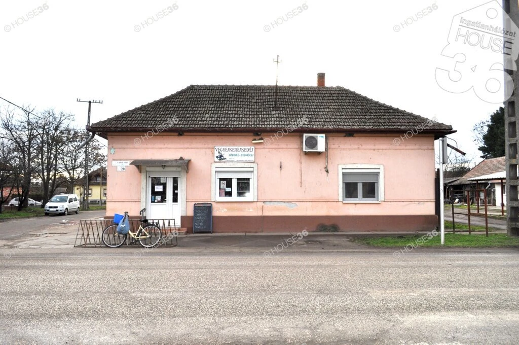 Cibakháza központjában eladó ház.