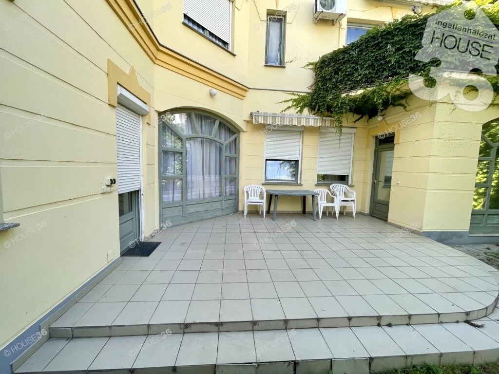 Kecskemét belvárosában nappali + 2 szobás, 2. emeleti lakás saját parkolóval!